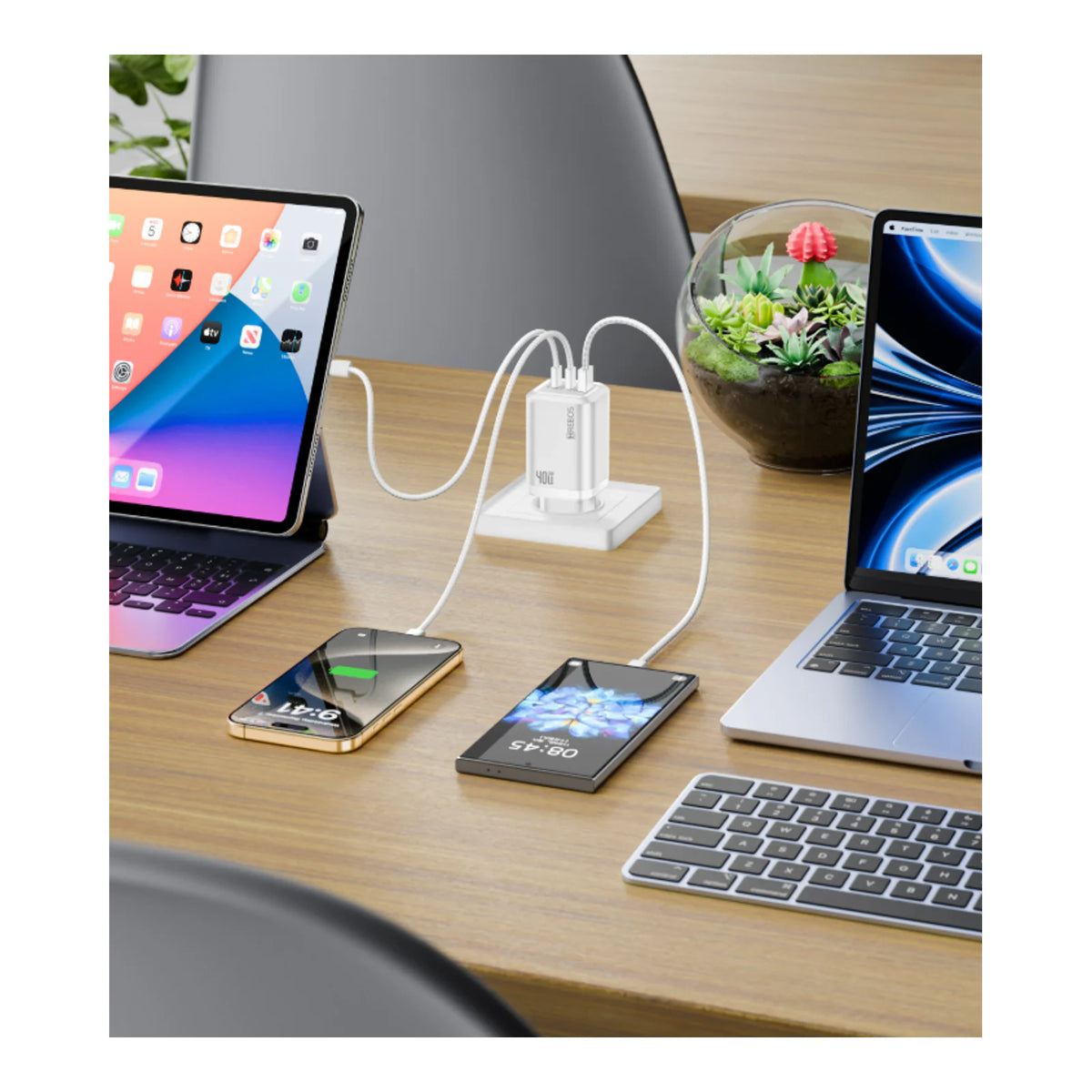 Carregador Hrebos CRG-227 branco conectado a vários dispositivos sobre uma mesa
