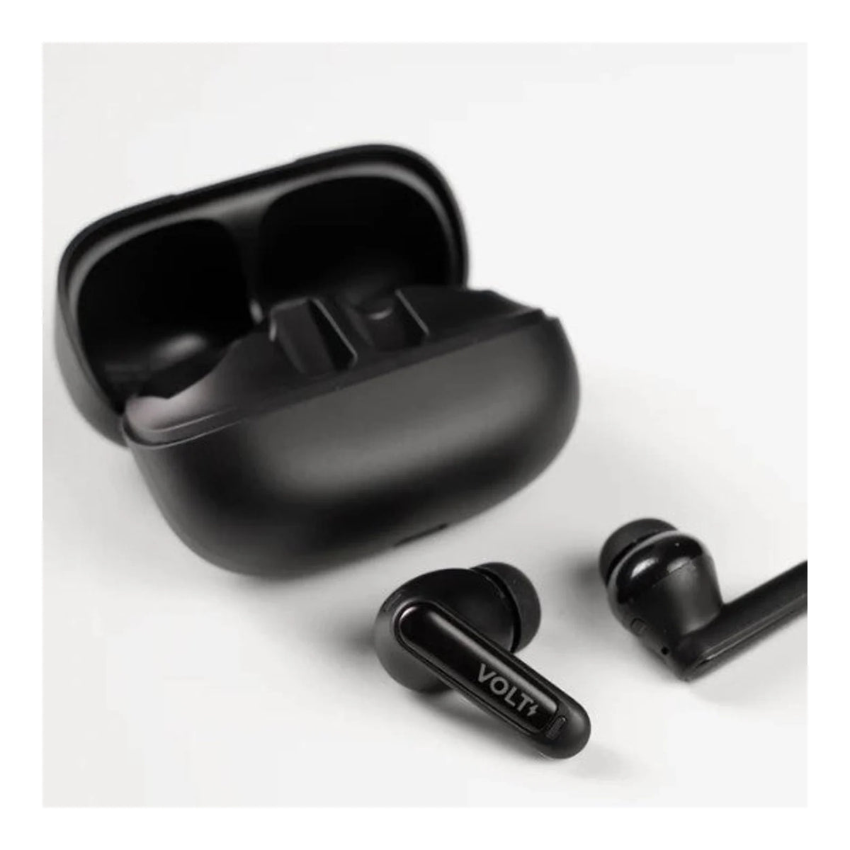Fones TWS Volt Sound Pro pretos ao lado do estojo de carregamento aberto