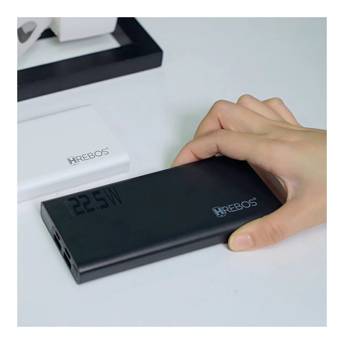Pessoa segurando o Power Bank Hrebos PB-922 preto