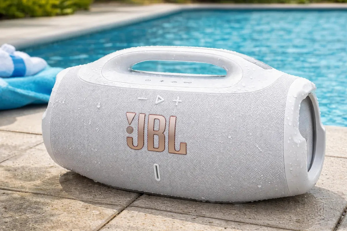 Caixa de Som JBL Boombox 4 branca com gotas de água ao lado de uma piscina