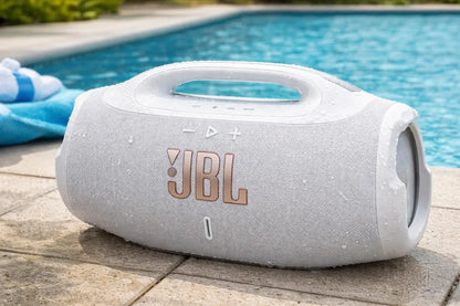 Caixa de Som JBL Boombox 4 branca com gotas de água ao lado de uma piscina