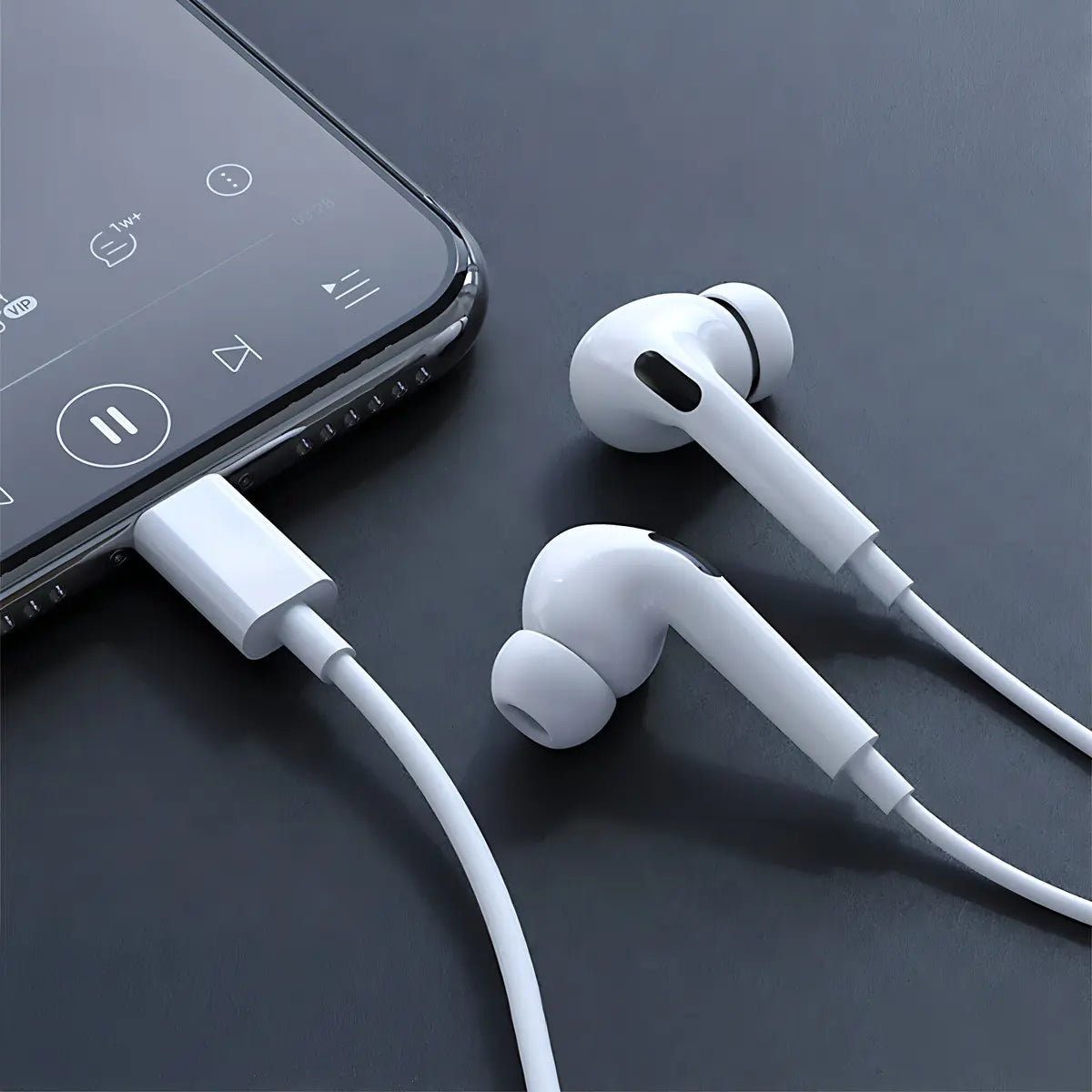 Fone Hrebos FN-358 branco conectado a um smartphone por USB-C