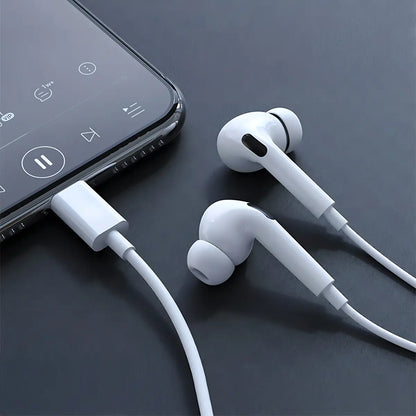 Fone Hrebos FN-358 branco conectado a um smartphone por USB-C