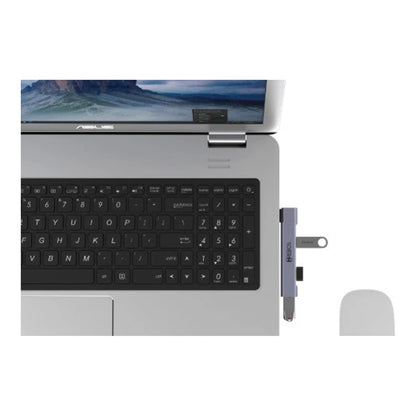 Adaptador Hub Hrebos AD-236 cinza conectado a um notebook