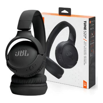 Headphone JBL Tune 520BT preto diante da embalagem