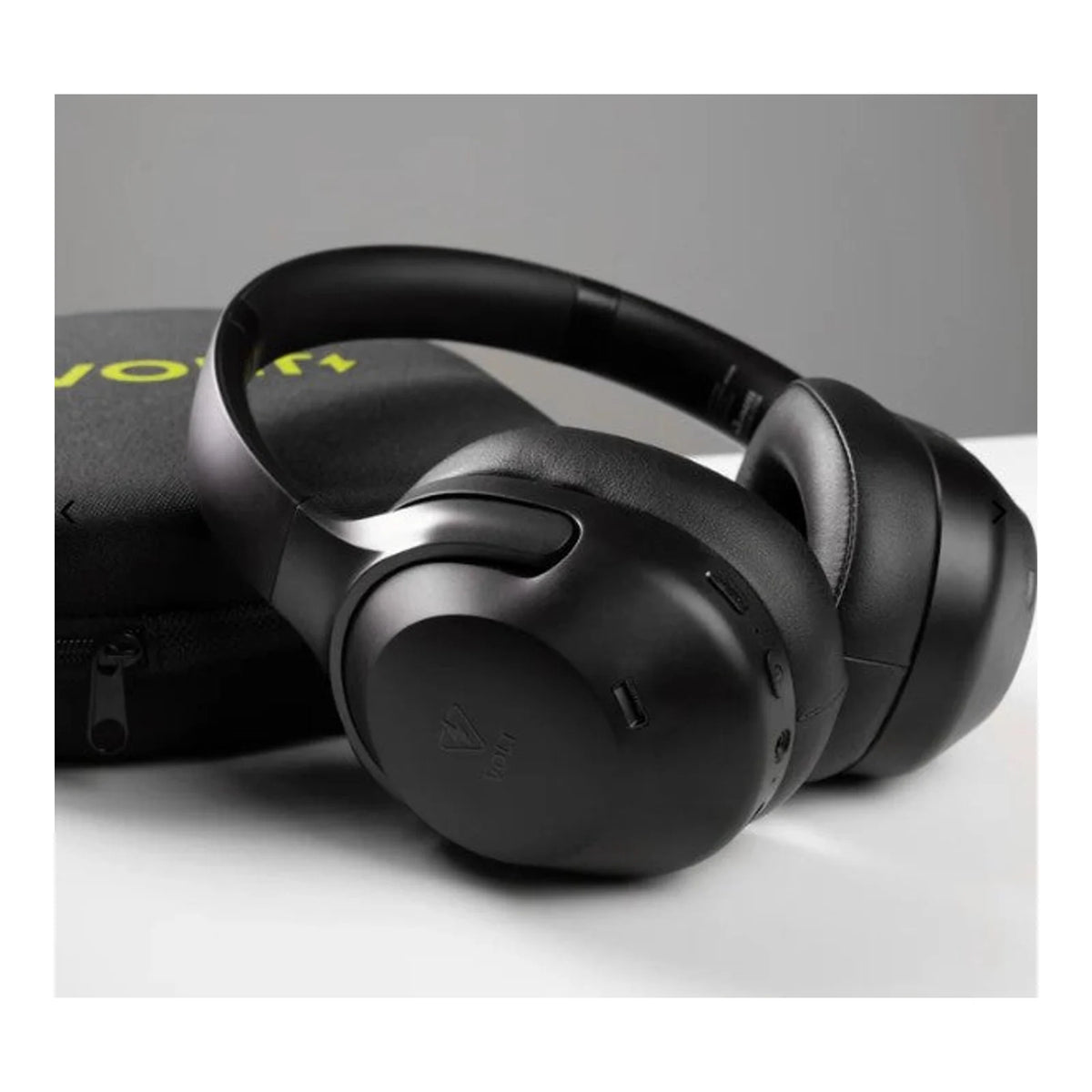 Headphone Volt Sound Bass Bluetooth 6.0 preto em perspectiva com estojo