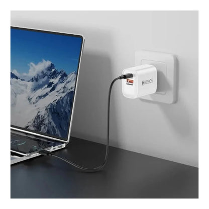 Carregador Hrebos CRG-232 branco conectado à tomada e a um notebook